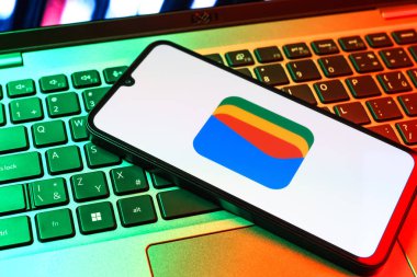 Prag, Çek Cumhuriyeti - 09 02 2025: Laptop klavyesindeki telefon renkli ışık göstergesi Google Cüzdan logosunu gösteriyor. Google Cüzdanı dijital ödeme yöntemlerini depolamak ve kullanmak için bir platformdur.