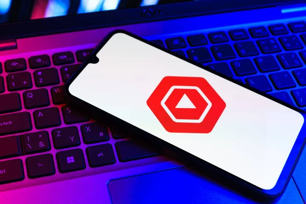 Prag, Çek Cumhuriyeti - 09 02 2025: Renkli ışık tarafından yakılan dizüstü bilgisayardaki telefon Youtube Studio logosunu gösteriyor. Youtube Studio YouTube kanallarını yönetmek ve analiz etmek için bir platformdur.