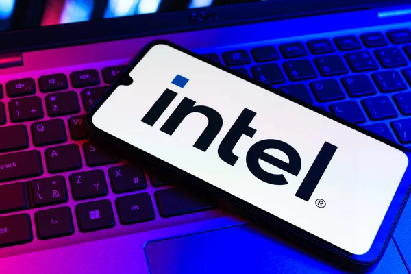Prag, Çek Cumhuriyeti - 09 02 2025: Telefonun klavyesinde renkli ışık logosu var. Intel işlemci ve bilgisayar donanımı üreten bir teknoloji şirketidir..
