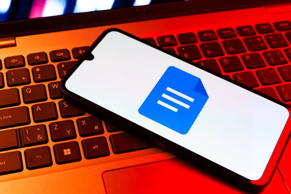 Prag, Çek Cumhuriyeti - 09 02 2025: Laptop klavyesindeki telefon renkli ışık göstergesi Google Docs logosunu gösteriyor. Google Docs metin belgeleri oluşturmak ve düzenlemek için bir platformdur.