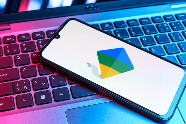 Prag, Çek Cumhuriyeti - 09 02 2025: Laptop klavyesindeki telefon renkli ışıklarla aydınlatılmış Google Family Link logosunu gösteriyor. Google Family Link ebeveyn denetimi ve çocuk hesabı yönetimi için bir platformdur.