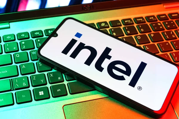 Prag, Çek Cumhuriyeti - 09 02 2025: Telefonun klavyesinde renkli ışık logosu var. Intel işlemci ve bilgisayar donanımı üreten bir teknoloji şirketidir..
