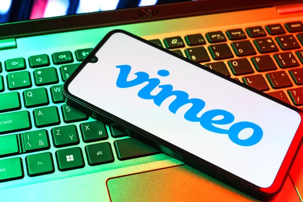 Prag, Çek Cumhuriyeti - 09 02 2025: Telefondaki klavye renkli ışık Vimeo logosunu gösteriyor. Vimeo, yüksek kaliteli video sunucu ve paylaşımı için bir platformdur.
