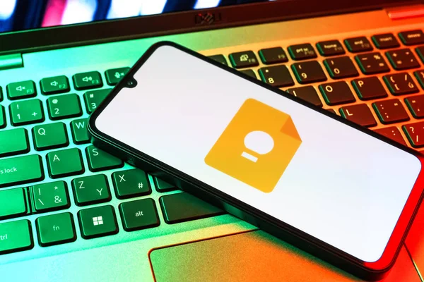 Prag, Çek Cumhuriyeti - 09 02 2025: Telefonun klavyesi renkli ışık gösterileri Google Keep logosuyla aydınlatıldı. Google Keep notlar, listeler ve hatırlatıcılar için bir platformdur.