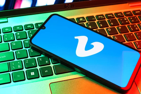 Prag, Çek Cumhuriyeti - 09 02 2025: Telefondaki klavye renkli ışık Vimeo logosunu gösteriyor. Vimeo, yüksek kaliteli video sunucu ve paylaşımı için bir platformdur.
