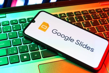 Prag, Çek Cumhuriyeti - 09 02 2025: Laptop klavyesindeki telefon renkli ışık göstergesi Google Slides logosunu gösteriyor. Google Slides sunumlar ve slayt gösterileri oluşturmak için bir platformdur.