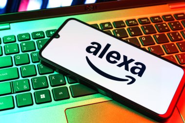 Prag, Çek Cumhuriyeti - 09 02 2025: Renkli ışık tarafından yakılan dizüstü bilgisayardaki telefon Alexa logosunu gösteriyor. Alexa akıllı aygıtlar ve servisler için ses asistanıdır.