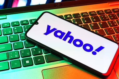 Prag, Çek Cumhuriyeti - 09 02 2025: Laptop klavyesindeki telefon renkli ışık Yahoo logosunu gösteriyor. Yahoo haber, e-posta ve internet hizmetleri için bir platformdur..