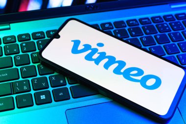 Prag, Çek Cumhuriyeti - 09 02 2025: Telefondaki klavye renkli ışık Vimeo logosunu gösteriyor. Vimeo, yüksek kaliteli video sunucu ve paylaşımı için bir platformdur.