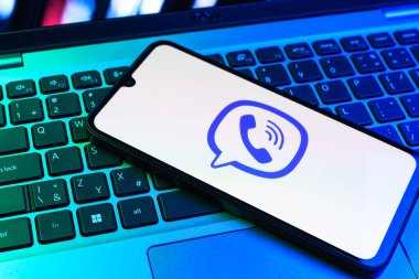 Prag, Çek Cumhuriyeti - 09 02 2025: Telefonun klavyesinde renkli ışık Viber logosu var. Viber aramalar, mesajlar ve medya paylaşımı için bir mesajlaşma uygulamasıdır.