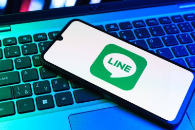 Prag, Çek Cumhuriyeti - 09 02 2025: Telefonun klavyesinde renkli ışık çizgisi logosu var. Line aramalar, mesajlar ve çokluortam paylaşımı için bir mesajlaşma uygulamasıdır.