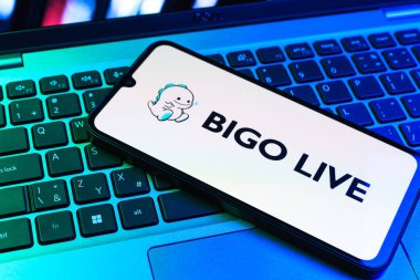 Prag, Çek Cumhuriyeti - 09 02 2025: Telefonun klavyesi renkli ışıklarla aydınlatılmış Bigo Live logosu gösteriyor. Bigo Live canlı yayın ve sosyal etkileşim için bir platformdur.