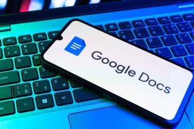 Prag, Çek Cumhuriyeti - 09 02 2025: Laptop klavyesindeki telefon renkli ışık göstergesi Google Docs logosunu gösteriyor. Google Docs metin belgeleri oluşturmak ve düzenlemek için bir platformdur.