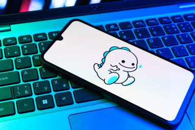 Prag, Çek Cumhuriyeti - 09 02 2025: Telefonun klavyesi renkli ışıklarla aydınlatılmış Bigo Live logosu gösteriyor. Bigo Live canlı yayın ve sosyal etkileşim için bir platformdur.