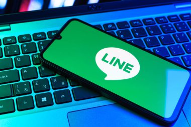 Prag, Çek Cumhuriyeti - 09 02 2025: Telefonun klavyesinde renkli ışık çizgisi logosu var. Line aramalar, mesajlar ve çokluortam paylaşımı için bir mesajlaşma uygulamasıdır.