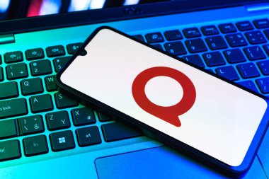 Prag, Çek Cumhuriyeti - 09 02 2025: Renkli ışık tarafından yakılan dizüstü bilgisayardaki telefon Quora logosunu gösteriyor. Quora soru sormak ve bilgi paylaşmak için bir platformdur..