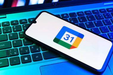 Prag, Çek Cumhuriyeti - 09 02 2025: Laptop klavyesindeki telefon renkli ışıkla aydınlatılmış Google Takvim logosunu gösteriyor. Google Takvimi olayları zamanlamak ve yönetmek için bir platformdur.
