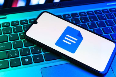Prag, Çek Cumhuriyeti - 09 02 2025: Laptop klavyesindeki telefon renkli ışık göstergesi Google Docs logosunu gösteriyor. Google Docs metin belgeleri oluşturmak ve düzenlemek için bir platformdur.