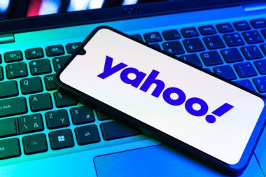 Prag, Çek Cumhuriyeti - 09 02 2025: Laptop klavyesindeki telefon renkli ışık Yahoo logosunu gösteriyor. Yahoo haber, e-posta ve internet hizmetleri için bir platformdur..