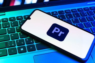 Prag, Çek Cumhuriyeti - 09 02 2025: Laptop klavyesindeki telefon renkli ışık gösterileri Pro logosunu gösteriyor. Pro profesyonel video düzenleme için bir yazılımdır..