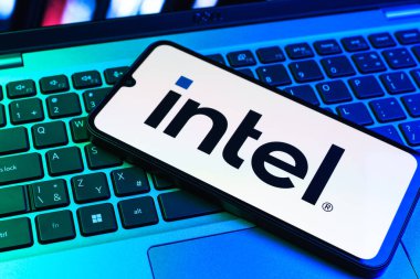 Prag, Çek Cumhuriyeti - 09 02 2025: Telefonun klavyesinde renkli ışık logosu var. Intel işlemci ve bilgisayar donanımı üreten bir teknoloji şirketidir..