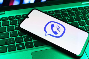 Prag, Çek Cumhuriyeti - 09 02 2025: Telefonun klavyesinde renkli ışık Viber logosu var. Viber aramalar, mesajlar ve medya paylaşımı için bir mesajlaşma uygulamasıdır.