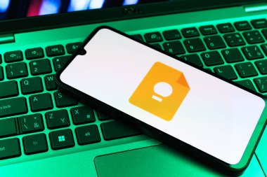 Prag, Çek Cumhuriyeti - 09 02 2025: Telefonun klavyesi renkli ışık gösterileri Google Keep logosuyla aydınlatıldı. Google Keep notlar, listeler ve hatırlatıcılar için bir platformdur.