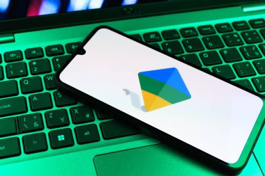 Prag, Çek Cumhuriyeti - 09 02 2025: Laptop klavyesindeki telefon renkli ışıklarla aydınlatılmış Google Family Link logosunu gösteriyor. Google Family Link ebeveyn denetimi ve çocuk hesabı yönetimi için bir platformdur.