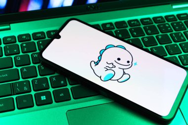 Prag, Çek Cumhuriyeti - 09 02 2025: Telefonun klavyesi renkli ışıklarla aydınlatılmış Bigo Live logosu gösteriyor. Bigo Live canlı yayın ve sosyal etkileşim için bir platformdur.