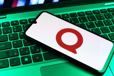 Prag, Çek Cumhuriyeti - 09 02 2025: Renkli ışık tarafından yakılan dizüstü bilgisayardaki telefon Quora logosunu gösteriyor. Quora soru sormak ve bilgi paylaşmak için bir platformdur..