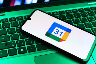 Prag, Çek Cumhuriyeti - 09 02 2025: Laptop klavyesindeki telefon renkli ışıkla aydınlatılmış Google Takvim logosunu gösteriyor. Google Takvimi olayları zamanlamak ve yönetmek için bir platformdur.