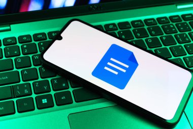 Prag, Çek Cumhuriyeti - 09 02 2025: Laptop klavyesindeki telefon renkli ışık göstergesi Google Docs logosunu gösteriyor. Google Docs metin belgeleri oluşturmak ve düzenlemek için bir platformdur.