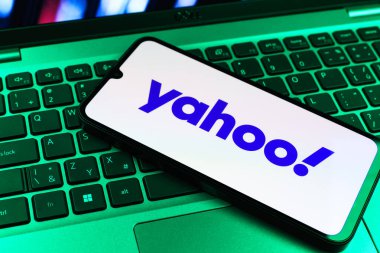 Prag, Çek Cumhuriyeti - 09 02 2025: Laptop klavyesindeki telefon renkli ışık Yahoo logosunu gösteriyor. Yahoo haber, e-posta ve internet hizmetleri için bir platformdur..