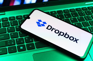 Prag, Çek Cumhuriyeti - 09 02 2025: Telefonun klavyesi renkli ışık gösteren Dropbox logosuyla aydınlatıldı. Dropbox bulut depolama ve dosya paylaşımı için bir platformdur.