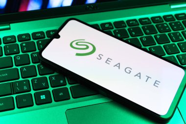 Prag, Çek Cumhuriyeti - 09 02 2025: Renkli ışık gösterileri Seagate logosunun yaktığı dizüstü bilgisayardaki telefon. Seagate sabit disk ve depolama çözümleri üreten bir şirkettir..