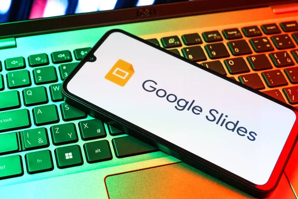 Prag, Çek Cumhuriyeti - 09 02 2025: Laptop klavyesindeki telefon renkli ışık göstergesi Google Slides logosunu gösteriyor. Google Slides sunumlar ve slayt gösterileri oluşturmak için bir platformdur.