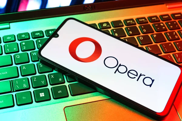 Prag, Çek Cumhuriyeti - 09 02 2025: Telefonun klavyesi renkli ışıklı opera logosuyla aydınlatıldı. Opera hızlı ve güvenli internet taraması için bir web tarayıcısıdır.