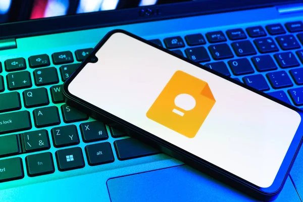 Prag, Çek Cumhuriyeti - 09 02 2025: Telefonun klavyesi renkli ışık gösterileri Google Keep logosuyla aydınlatıldı. Google Keep notlar, listeler ve hatırlatıcılar için bir platformdur.