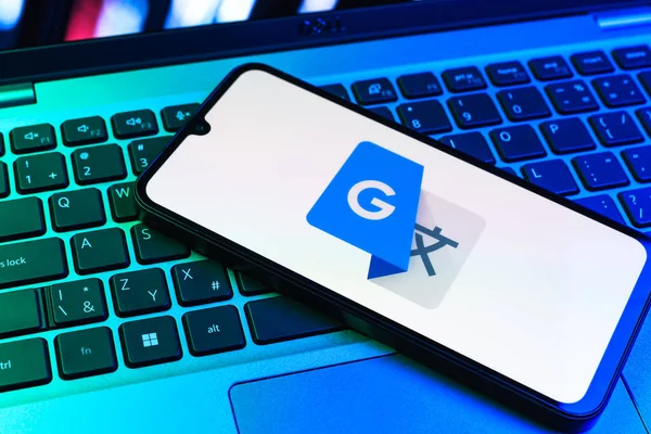 Prag, Çek Cumhuriyeti - 09 02 2025: Laptop klavyesindeki telefon renkli ışık göstergesi Google Translate logosunu gösteriyor. Google Çevirisi metni ve konuşmayı diller arası çevirmek için bir platformdur..