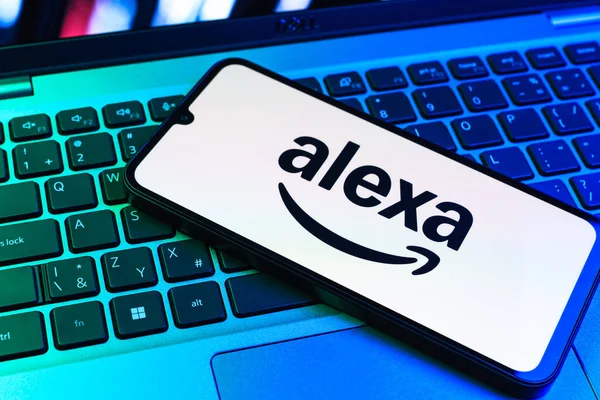 Prag, Çek Cumhuriyeti - 09 02 2025: Renkli ışık tarafından yakılan dizüstü bilgisayardaki telefon Alexa logosunu gösteriyor. Alexa akıllı aygıtlar ve servisler için ses asistanıdır.