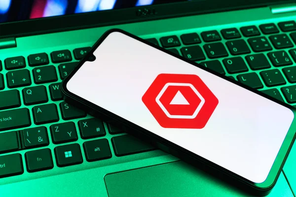 Prag, Çek Cumhuriyeti - 09 02 2025: Renkli ışık tarafından yakılan dizüstü bilgisayardaki telefon Youtube Studio logosunu gösteriyor. Youtube Studio YouTube kanallarını yönetmek ve analiz etmek için bir platformdur.