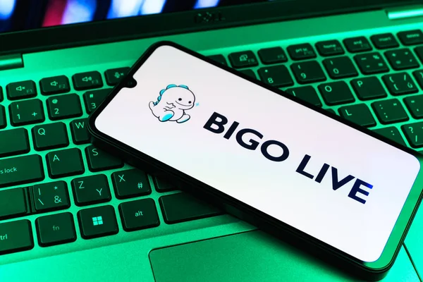 Prag, Çek Cumhuriyeti - 09 02 2025: Telefonun klavyesi renkli ışıklarla aydınlatılmış Bigo Live logosu gösteriyor. Bigo Live canlı yayın ve sosyal etkileşim için bir platformdur.
