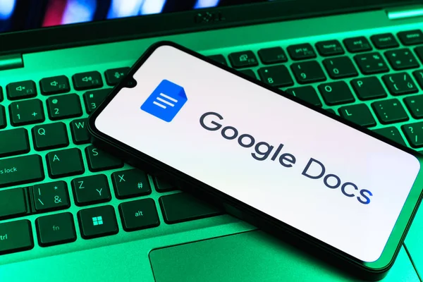 Prag, Çek Cumhuriyeti - 09 02 2025: Laptop klavyesindeki telefon renkli ışık göstergesi Google Docs logosunu gösteriyor. Google Docs metin belgeleri oluşturmak ve düzenlemek için bir platformdur.