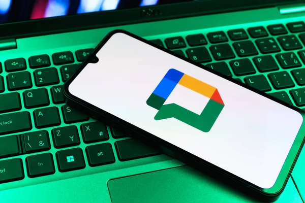 Prag, Çek Cumhuriyeti - 09 02 2025: Laptop klavyesindeki telefon renkli ışıklarla aydınlatılmış Google Chat logosunu gösteriyor. Google Chat mesajlaşma ve takım işbirliği için bir platformdur.