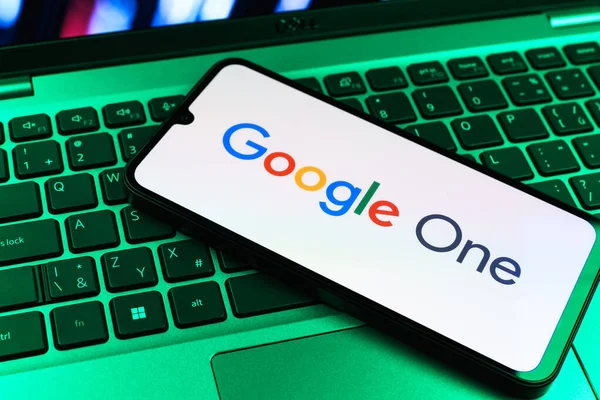 Prag, Çek Cumhuriyeti - 09 02 2025: Renkli ışık tarafından yakılan dizüstü bilgisayardaki telefon Google One logosunu gösteriyor. Google 1 bulut depolama ve abonelik hizmetleri için bir platformdur.