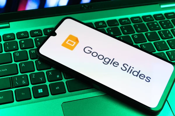 Prag, Çek Cumhuriyeti - 09 02 2025: Laptop klavyesindeki telefon renkli ışık göstergesi Google Slides logosunu gösteriyor. Google Slides sunumlar ve slayt gösterileri oluşturmak için bir platformdur.