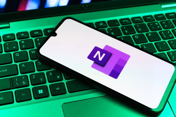 Prag, Çek Cumhuriyeti - 09 02 2025: Laptop klavyesindeki telefon Microsoft OneNote logosunu gösteriyor. Microsoft OneNote not almak ve düzenlemek için bir platformdur.