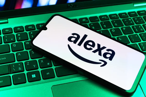 Prag, Çek Cumhuriyeti - 09 02 2025: Renkli ışık tarafından yakılan dizüstü bilgisayardaki telefon Alexa logosunu gösteriyor. Alexa akıllı aygıtlar ve servisler için ses asistanıdır.