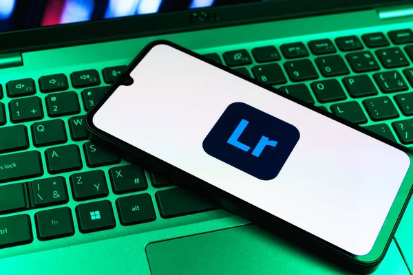 Prag, Çek Cumhuriyeti - 09 02 2025: Renkli ışık logosuyla aydınlatılan dizüstü bilgisayardaki telefon Lightroom logosunu gösteriyor. Lightroom fotoğraf düzenleme ve yönetim için bir yazılımdır..