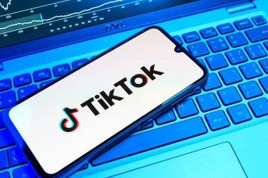 Prag, Çek Cumhuriyeti - 08 18 2025: Klavyede bir cep telefonu TikTok logosunu gösterir. TikTok kısa, yaratıcı ve viral video platformu.